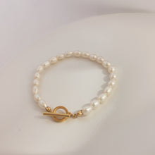 Load image into Gallery viewer, Molly toggle pearl bracelet B018
