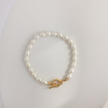 Load image into Gallery viewer, Molly toggle pearl bracelet B018
