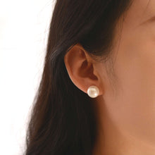 Load image into Gallery viewer, Simple pearl ear stud E009
