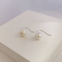 Load image into Gallery viewer, Viola pearl hook earring E008
