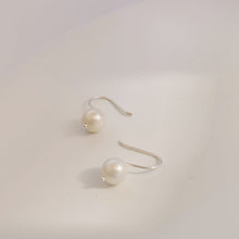 Load image into Gallery viewer, Viola pearl hook earring E008
