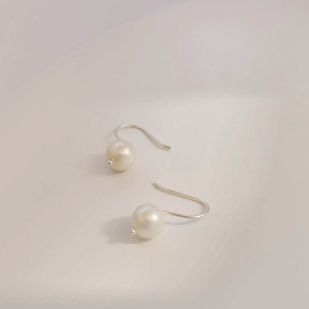 Viola pearl hook earring E008