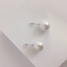 Load image into Gallery viewer, Simple pearl ear stud E009
