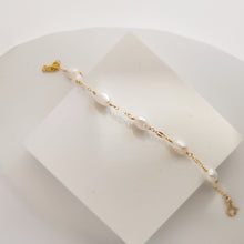 Load image into Gallery viewer, Nora dainty pearl bracelet HB025
