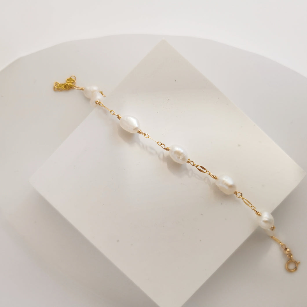 Nora dainty pearl bracelet HB025