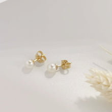 Load image into Gallery viewer, Dainty pearl ear stud HE005
