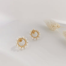 Load image into Gallery viewer, Round Flower Ear Stud HE004
