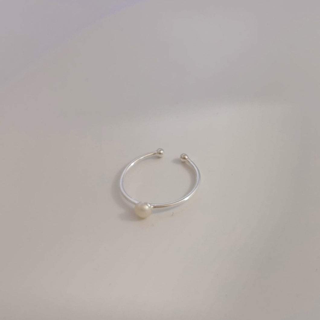 Sara Tiny pearl silver ring R019