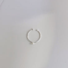 Load image into Gallery viewer, Sara Tiny pearl silver ring R019
