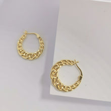 Load image into Gallery viewer, Gold twist hoop E046
