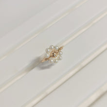 Load image into Gallery viewer, Maley flower ring | Freshwater pearls, gold filled bead and wire HR008
