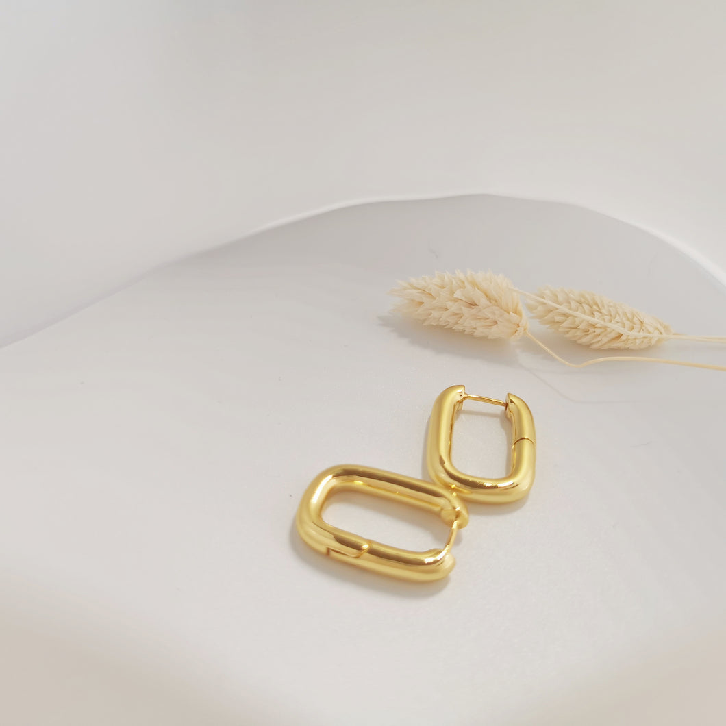 Modern hoop | Brass, 14k gold plated E067