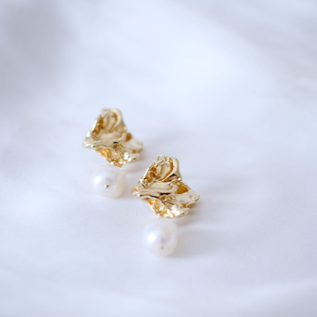 Baroque style pearl ear dangle｜Gold plated materials and fresh water pearls HE012