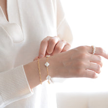 Load image into Gallery viewer, Lucky clover bracelet | Mother of pearl, gold filled chain HB019
