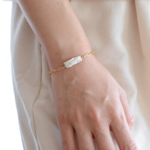 Load image into Gallery viewer, Orin chain bracelet | Freshwater pearl, gold filled link chain HB020
