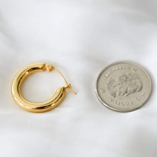 Load image into Gallery viewer, E065 Minimalist gold/silver hoop.
